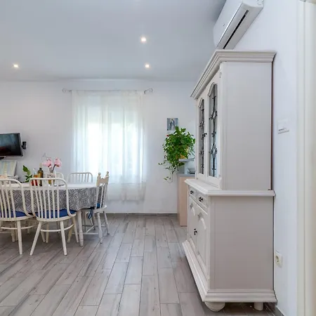 Duje Apartman *