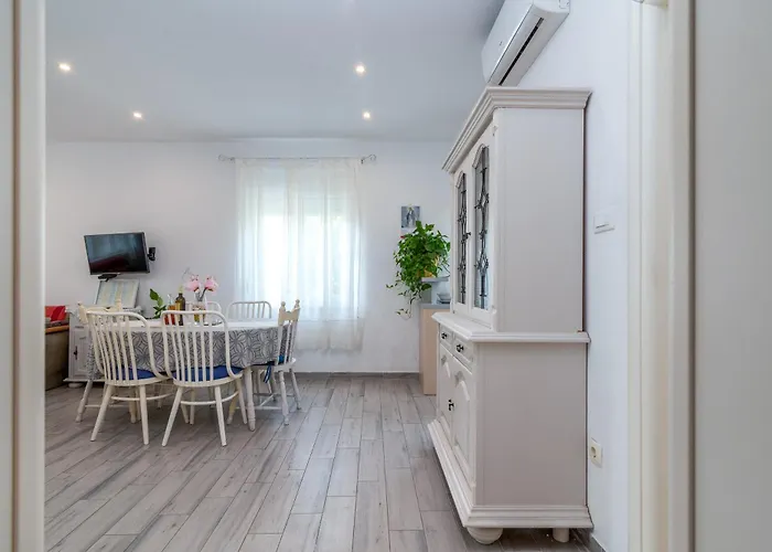 Duje Apartman *